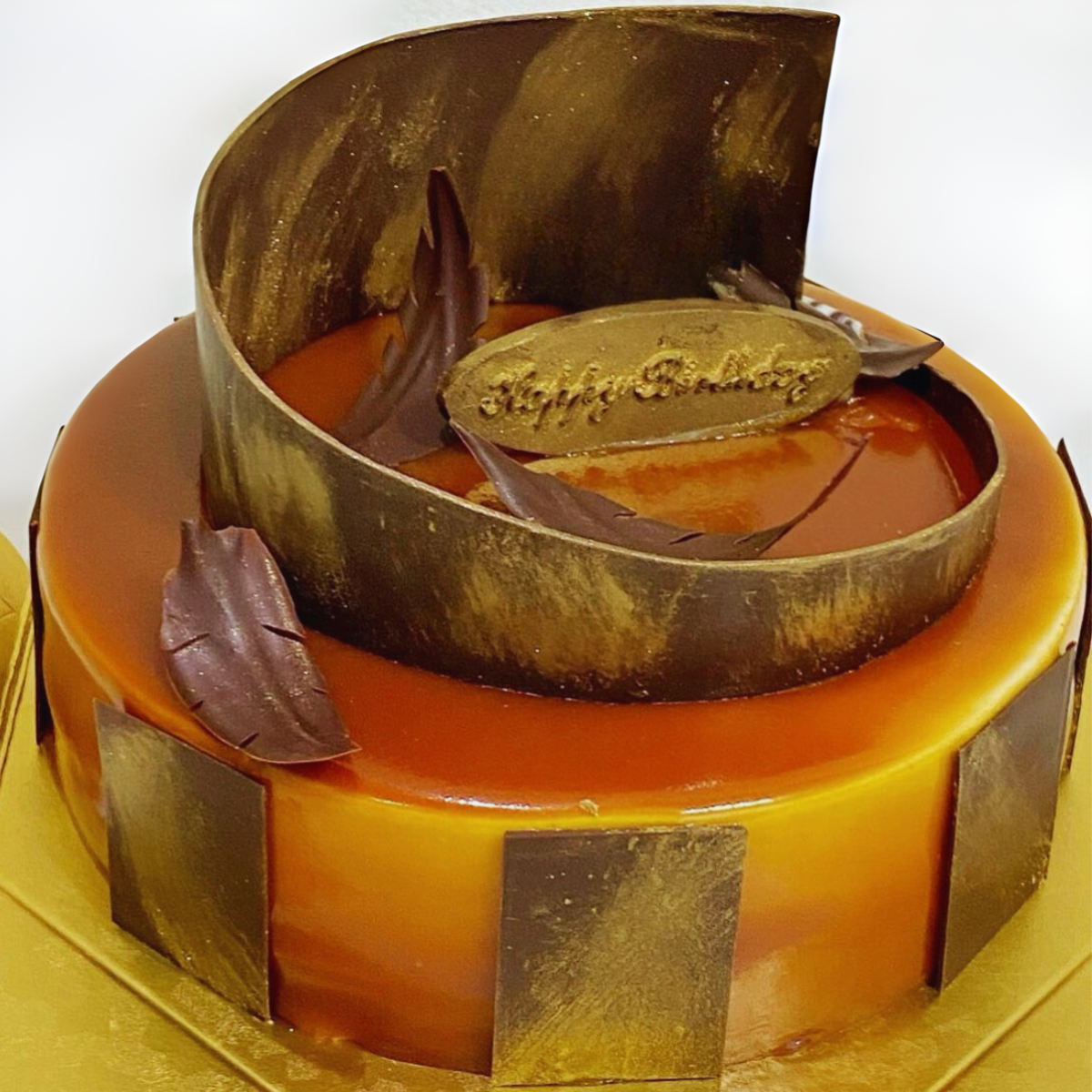 Bolo entremet com glaçagem de doce de leite e decoracao de chocolate 