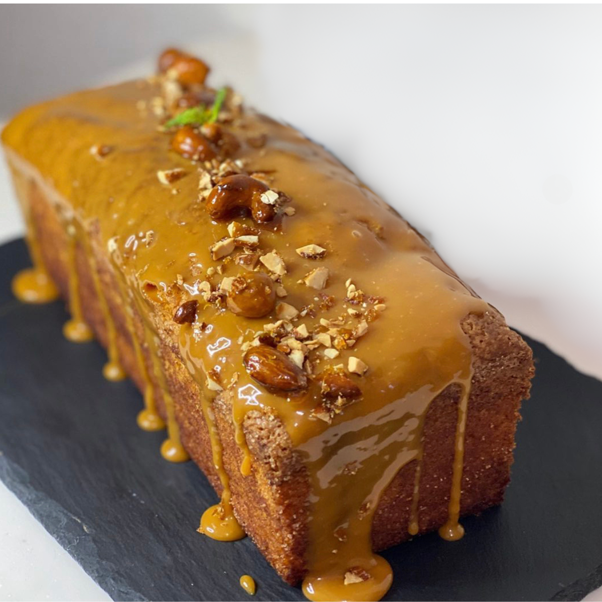 Bolo de banana com cobertura de caramelo e nozes tostadas em cima